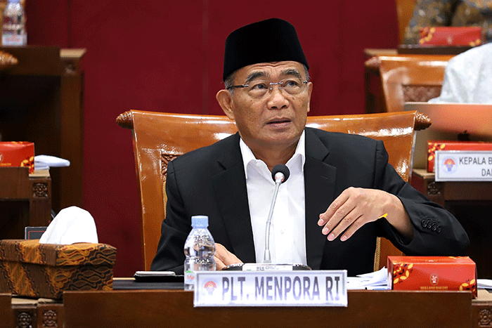Plt. Menpora Muhadjir Effendy mengacungkan jempolnya ke arah wartawan sebelum rapat kerja bersama Komisi X DPR di kompleks Parlemen, Senayan, Jakarta.