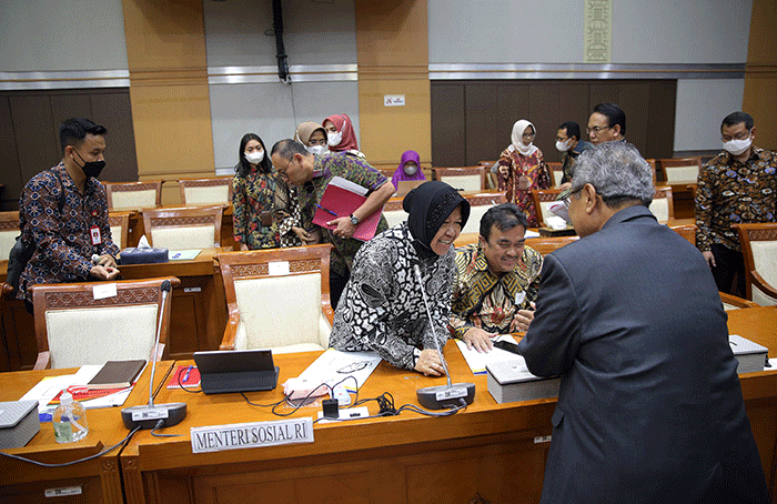 Menteri Sosial Tri Rismaharini memberikan penjelasan saat mengikuti rapat kerja dengan Komisi VIII DPR di Nusantara II, Kompleks Parlemen MPR/DPR-DPD.