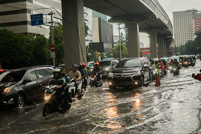 Sejumlah kendaraan menerobos banjir di kawasan Jalan HR Rasuna Said, Kuningan, Jakarta Selatan, Kamis (30/3/2023).