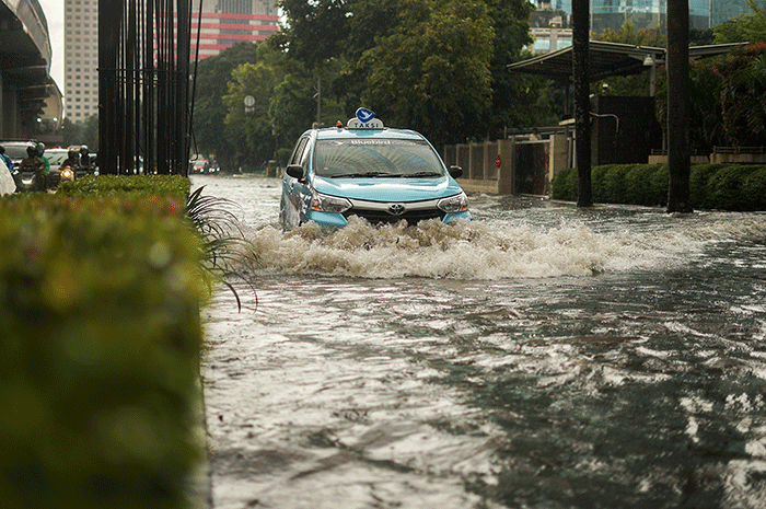 Sejumlah kendaraan menerobos banjir di kawasan Jalan HR Rasuna Said, Kuningan, Jakarta Selatan, Kamis (30/3/2023).
