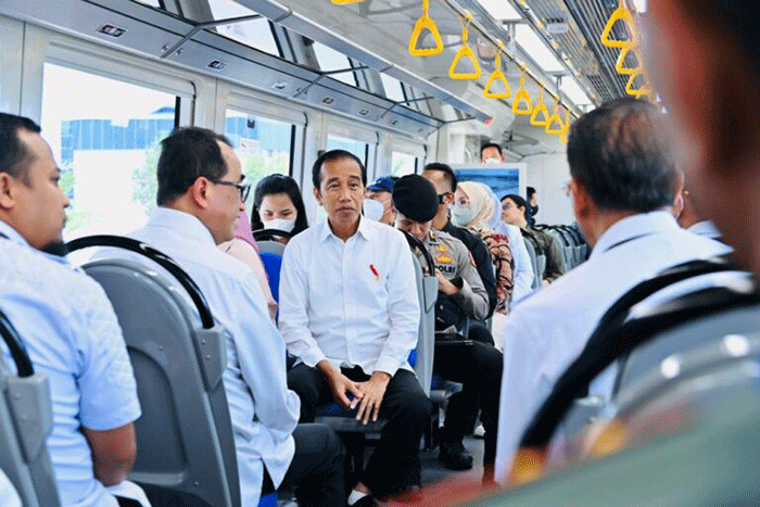 Presiden Jokowi dan Iriana Joko Widodo menjajal Kereta Api Lintas Makassar-Parepare dari Depo Kereta Api Maros menuju Stasiun Rammang-Rammang, Kabupaten Maros.