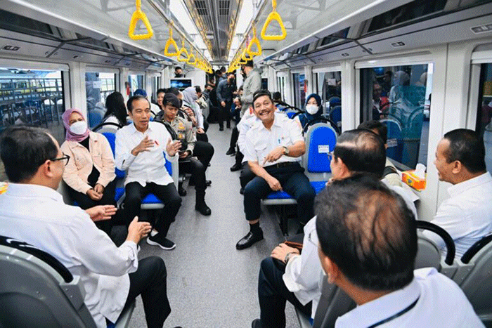 Presiden Jokowi dan Iriana Joko Widodo menjajal Kereta Api Lintas Makassar-Parepare dari Depo Kereta Api Maros menuju Stasiun Rammang-Rammang, Kabupaten Maros.
