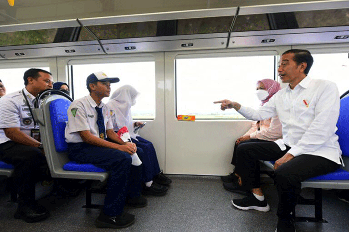 Presiden Jokowi dan Iriana Joko Widodo menjajal Kereta Api Lintas Makassar-Parepare dari Depo Kereta Api Maros menuju Stasiun Rammang-Rammang, Kabupaten Maros.