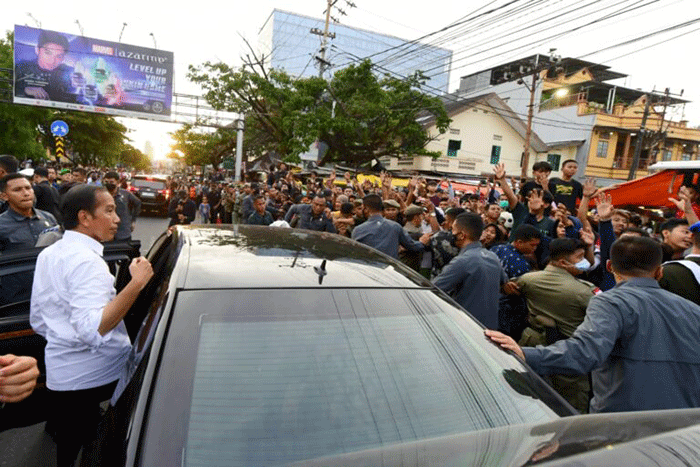 Presiden Joko Widodo berkunjung ke Pasar Terong, Kota Makassar, Sulawesi Selatan, Rabu (29/3/2023).