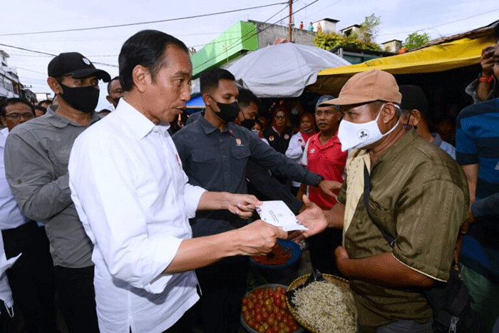 Presiden Joko Widodo berkunjung ke Pasar Terong, Kota Makassar, Sulawesi Selatan, Rabu (29/3/2023).