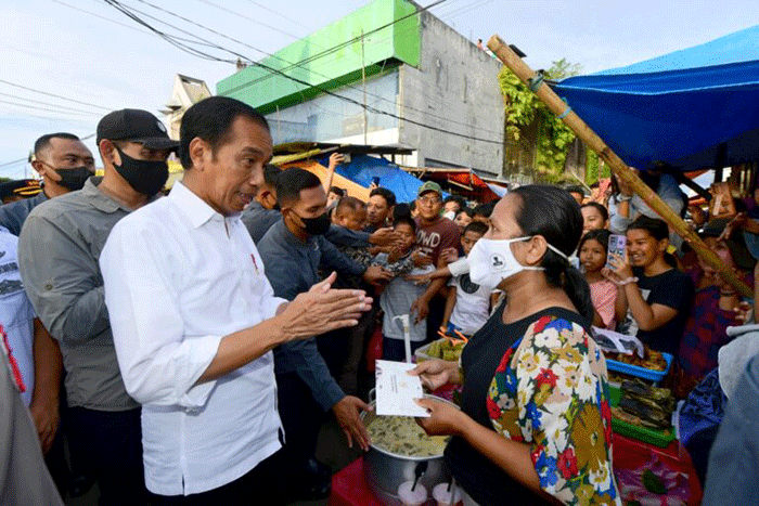Presiden Joko Widodo berkunjung ke Pasar Terong, Kota Makassar, Sulawesi Selatan, Rabu (29/3/2023).