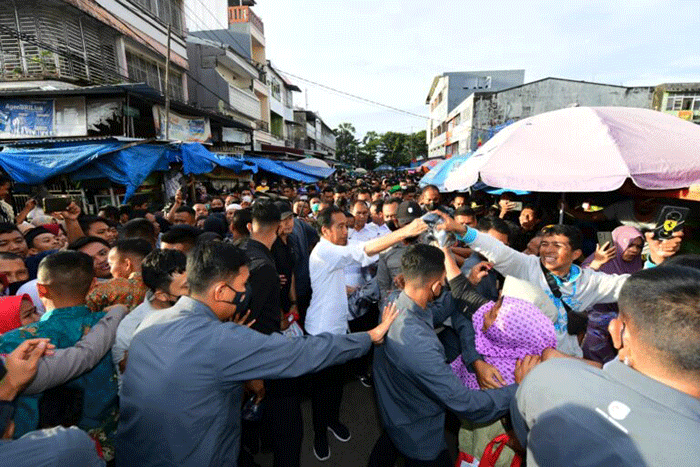 Presiden Joko Widodo berkunjung ke Pasar Terong, Kota Makassar, Sulawesi Selatan, Rabu (29/3/2023).