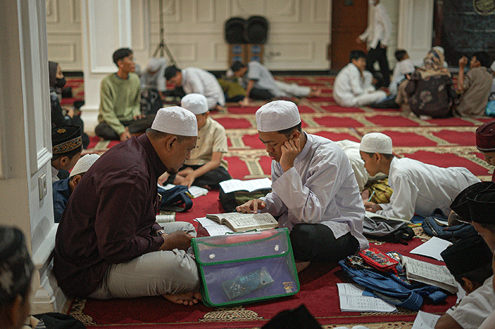 Anak-anak membaca Al Quran saat mengikuti Pesantren Kilat Ramadan di Masjid Agung Sunda Kelapa, Jakarta, Kamis (30/3/2023).