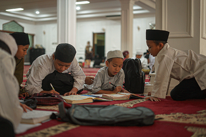 Anak-anak membaca Al Quran saat mengikuti Pesantren Kilat Ramadan di Masjid Agung Sunda Kelapa, Jakarta, Kamis (30/3/2023).