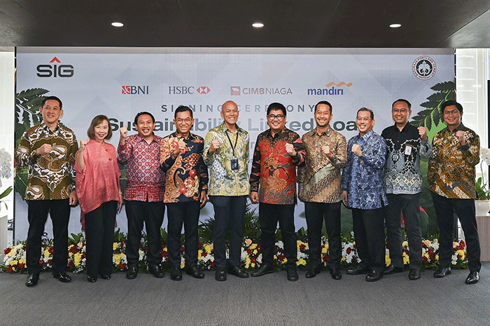 Direktur Utama PT Semen Baturaja Tbk, Daconi Khotob menandatangani Perjanjian Kredit Sindikasi Sustainability Linked Loan (SLL) di Jakarta, Selasa (28/3/2023).