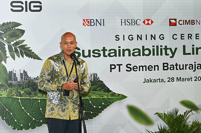Direktur Utama PT Semen Baturaja Tbk, Daconi Khotob menandatangani Perjanjian Kredit Sindikasi Sustainability Linked Loan (SLL) di Jakarta, Selasa (28/3/2023).