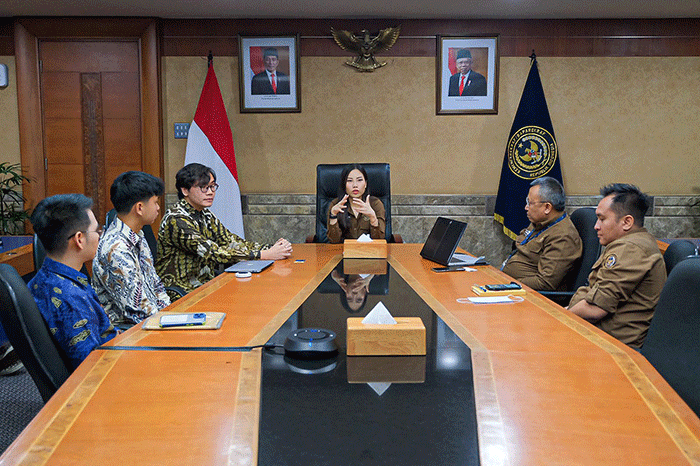 Wamenparekraf Angela Tanoesoedibjo saat menerima audiensi panitia penyelenggara Monarch Art-omotive Fest di Gedung Sapta Pesona, Jakarta.
