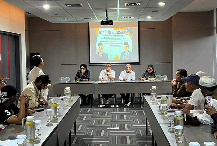 Pedagang pakaian bekas di Pasar Senen, Jakarta, menyampaikan uneg-uneg dan kegelisahan mereka secara langsung kepada Mendag Zulhas, Kamis (30/3/2023).