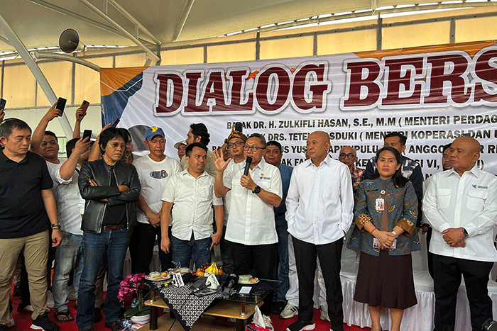 Pedagang pakaian bekas di Pasar Senen, Jakarta, menyampaikan uneg-uneg dan kegelisahan mereka secara langsung kepada Mendag Zulhas, Kamis (30/3/2023).