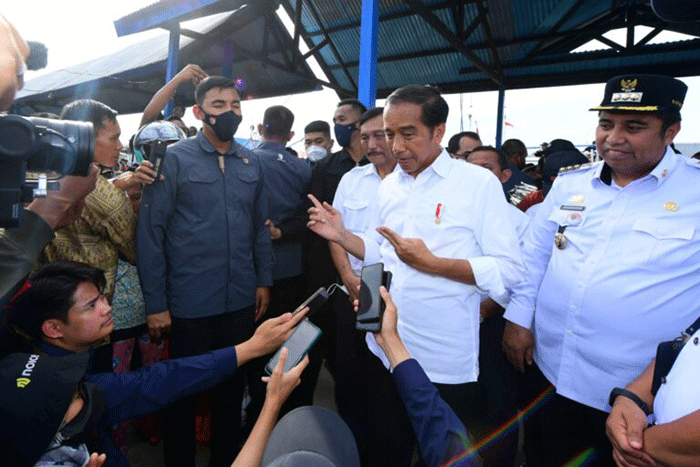 Presiden Joko Widodo berkunjung ke Kampung Nelayan Desa Pajukukang, Kabupaten Maros, Sulawesi Selatan, Rabu (29/3/2023).