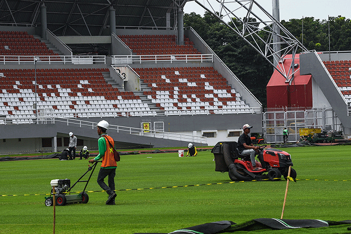 Berbagai pekerjaan di Stadion Gelora Sriwijaya Jakabaring Palembang tetap berjalan, Kamis (30/3/2023).