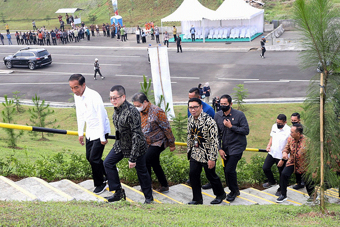 Presiden Joko Widodo (tengah) didampingi Chairman MNC Group Hary Tanoesoedibjo (kanan) meninjau langsung Kawasan Ekonomi Khusus (KEK) MNC Lido City di Bogor.