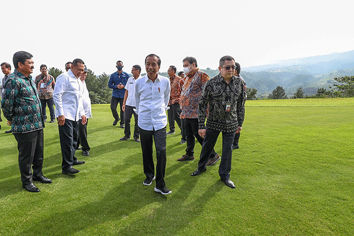 Presiden Joko Widodo (tengah) didampingi Chairman MNC Group Hary Tanoesoedibjo (kanan) meninjau langsung Kawasan Ekonomi Khusus (KEK) MNC Lido City di Bogor.