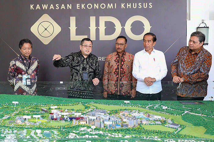 Presiden Joko Widodo (tengah) didampingi Chairman MNC Group Hary Tanoesoedibjo (kanan) meninjau langsung Kawasan Ekonomi Khusus (KEK) MNC Lido City di Bogor.