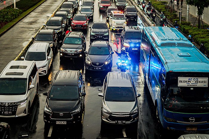 Sejumlah kendaraan terjebak kemacetan di sepanjang jalan kawasan Senayan, Jakarta Selatan, Kamis (30/3/2023).