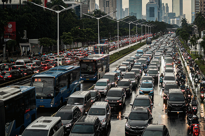 Sejumlah kendaraan terjebak kemacetan di sepanjang jalan kawasan Senayan, Jakarta Selatan, Kamis (30/3/2023).