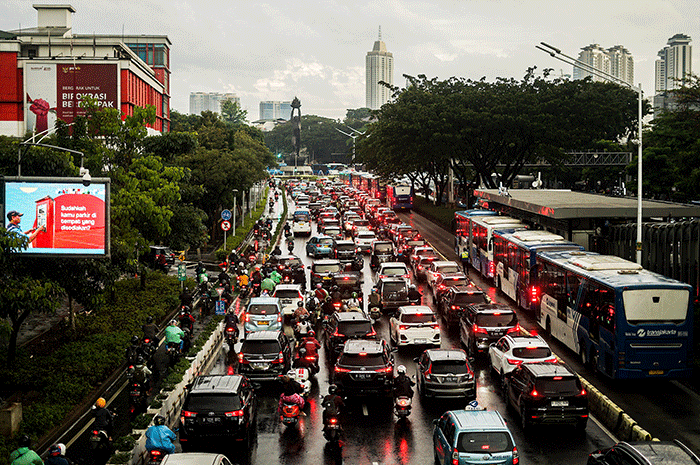 Sejumlah kendaraan terjebak kemacetan di sepanjang jalan kawasan Senayan, Jakarta Selatan, Kamis (30/3/2023).