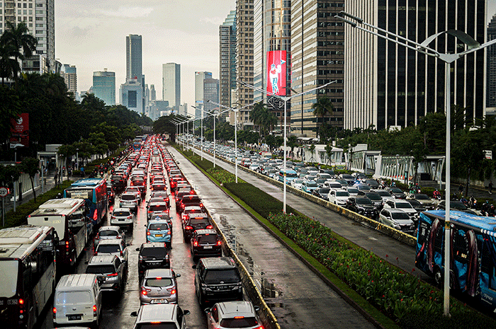Sejumlah kendaraan terjebak kemacetan di sepanjang jalan kawasan Senayan, Jakarta Selatan, Kamis (30/3/2023).