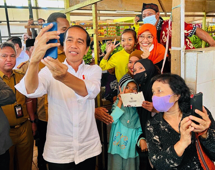 Presiden Joko Widodo mengunjungi Pasar Malindungi, Kabupaten Luwu Timur, Sulawesi Selatan, Kamis (30/3/2023).