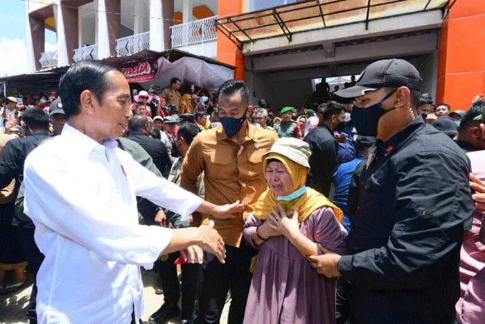 Presiden Joko Widodo mengunjungi Pasar Malindungi, Kabupaten Luwu Timur, Sulawesi Selatan, Kamis (30/3/2023).