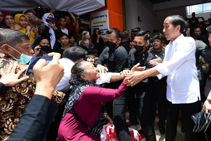 Presiden Joko Widodo mengunjungi Pasar Malindungi, Kabupaten Luwu Timur, Sulawesi Selatan, Kamis (30/3/2023).