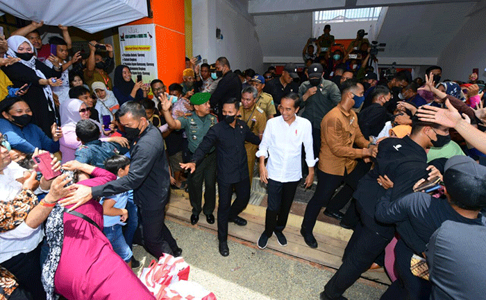 Presiden Joko Widodo mengunjungi Pasar Malindungi, Kabupaten Luwu Timur, Sulawesi Selatan, Kamis (30/3/2023).