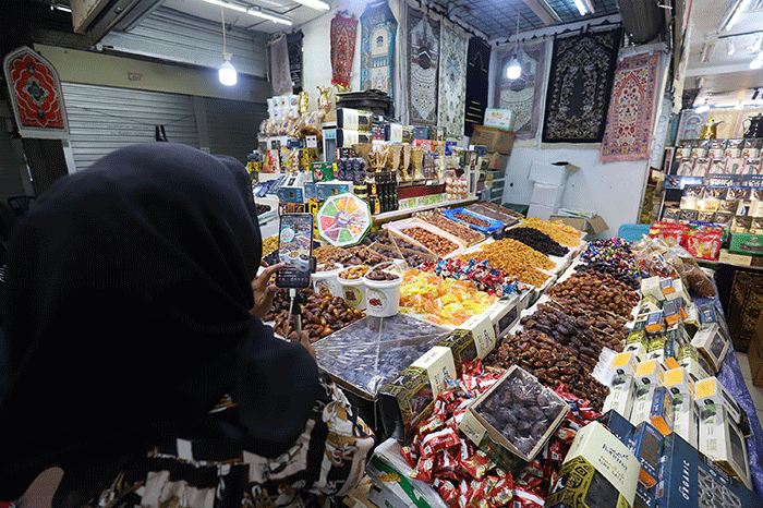 Pedagang menawarkan kurma yang dijual secara siaran langsung melalui medsos di Kawasan Thamrin City, Jakarta Pusat, Jumat (31/3/2023).
