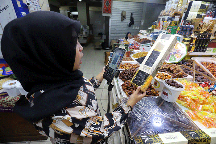 Pedagang menawarkan kurma yang dijual secara siaran langsung melalui medsos di Kawasan Thamrin City, Jakarta Pusat, Jumat (31/3/2023).