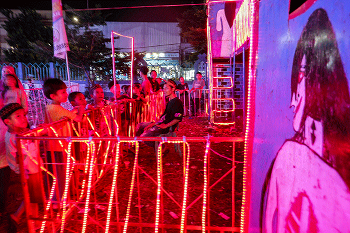 Sejumlah pengunjung menikmati suasana di wahana bermain Pasar Malam Masjid Markaz Al Islami, Makassar, Kamis (30/3/2023).