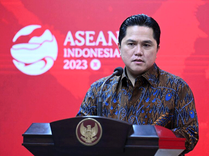 Ketua Umum Persatuan Sepak Bola Seluruh Indonesia (PSSI) Erick Thohir memberikan keterangan di Istana Merdeka, Jakarta, Jumat (31/3/2023).