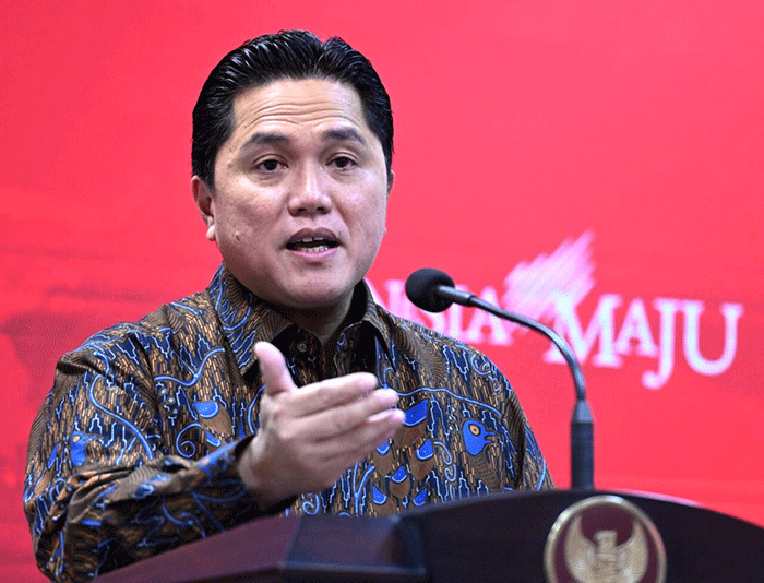 Ketua Umum Persatuan Sepak Bola Seluruh Indonesia (PSSI) Erick Thohir memberikan keterangan di Istana Merdeka, Jakarta, Jumat (31/3/2023).