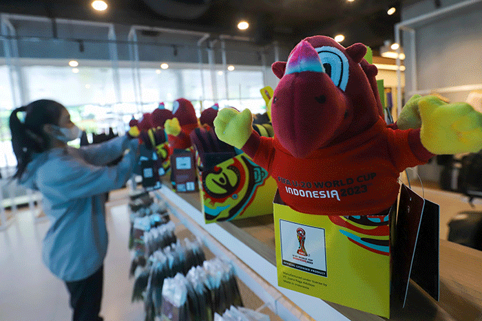Pembeli melihat suvenir resmi Piala Dunia U-20 2023 di Juaraga Store, FX Senayan, Jakarta, Sabtu (1/4/2023).