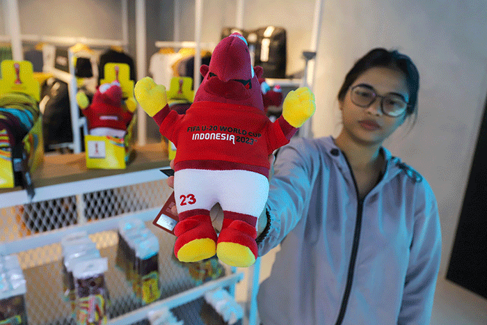 Pembeli melihat suvenir resmi Piala Dunia U-20 2023 di Juaraga Store, FX Senayan, Jakarta, Sabtu (1/4/2023).