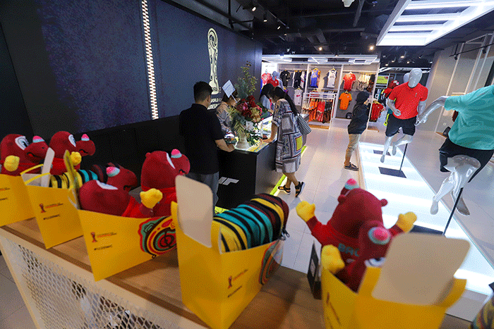 Pembeli melihat suvenir resmi Piala Dunia U-20 2023 di Juaraga Store, FX Senayan, Jakarta, Sabtu (1/4/2023).