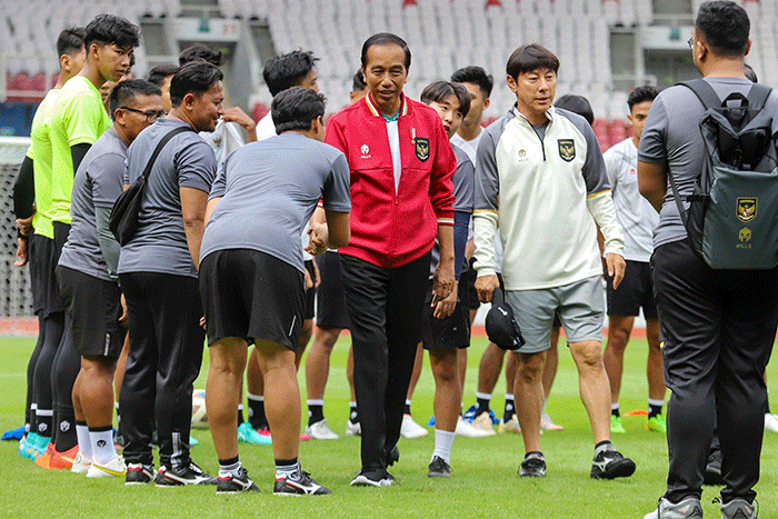 Presiden Joko Widodo saat menyambangi latihan tim Indonesia U-20 dan U-22 di Stadion Utama Gelora Bung Karno (SUGBK), Senayan, Jakarta, Sabtu (1/4/2023).