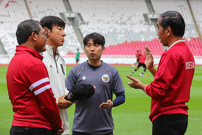 Presiden Joko Widodo saat menyambangi latihan tim Indonesia U-20 dan U-22 di Stadion Utama Gelora Bung Karno (SUGBK), Senayan, Jakarta, Sabtu (1/4/2023).