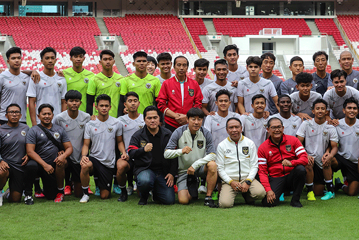 Presiden Joko Widodo saat menyambangi latihan tim Indonesia U-20 dan U-22 di Stadion Utama Gelora Bung Karno (SUGBK), Senayan, Jakarta, Sabtu (1/4/2023).