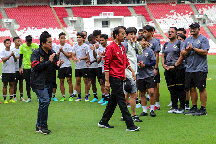 Presiden Joko Widodo saat menyambangi latihan tim Indonesia U-20 dan U-22 di Stadion Utama Gelora Bung Karno (SUGBK), Senayan, Jakarta, Sabtu (1/4/2023).