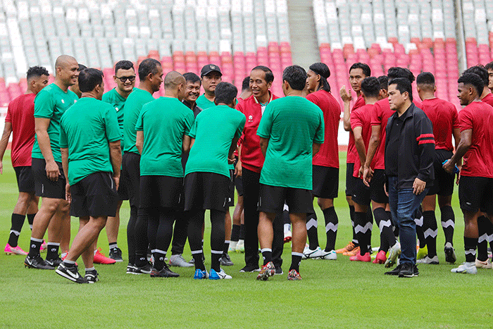 Presiden Joko Widodo saat menyambangi latihan tim Indonesia U-20 dan U-22 di Stadion Utama Gelora Bung Karno (SUGBK), Senayan, Jakarta, Sabtu (1/4/2023).