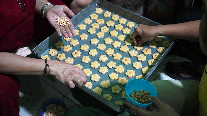 Perajin kue kering membuat kue di Butter Cookies Pusaka Kwitang, Jakarta Pusat, Jumat (31/3/2023).