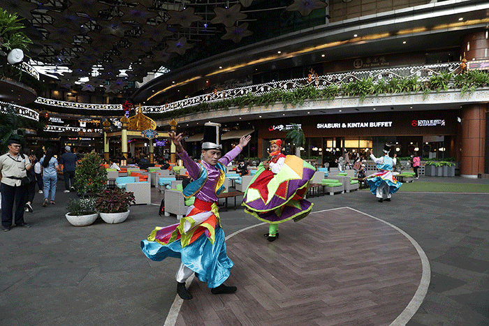 Suasana Ramadan di Lippo Mall kemang, Jakarta, Sabtu, (1/4/2023).