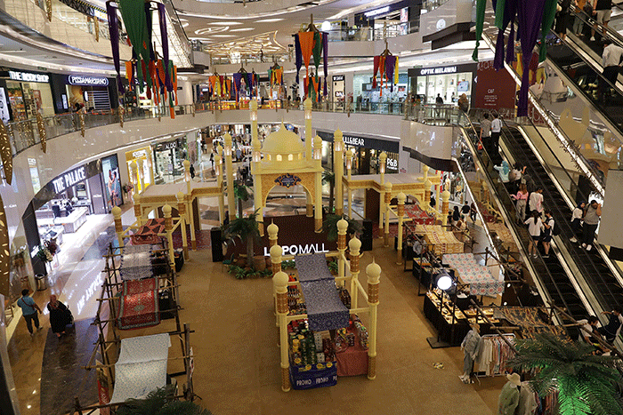 Suasana Ramadan di Lippo Mall kemang, Jakarta, Sabtu, (1/4/2023).