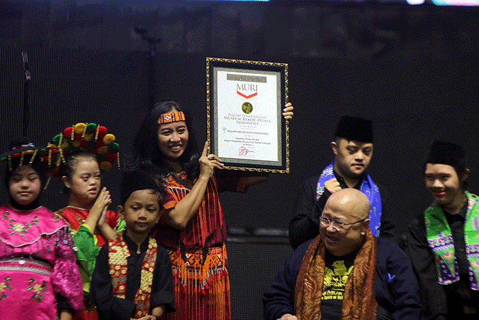 Founder Belantara Budaya Indonesia Diah Kusumawardhani Wijanti menerima Muri saat Menyambut Hari Down Syndrome Internasional.