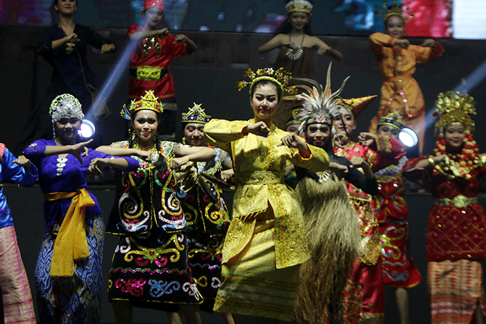 Founder Belantara Budaya Indonesia Diah Kusumawardhani Wijanti menerima Muri saat Menyambut Hari Down Syndrome Internasional.