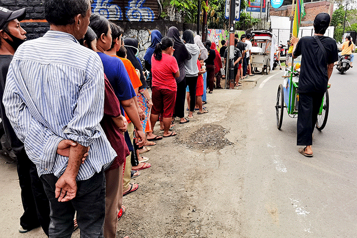 Warga saat mengantre bubur ayam gratis untuk berbuka puasa di kawasan Jakarta Barat, Minggu (2/4/2023).